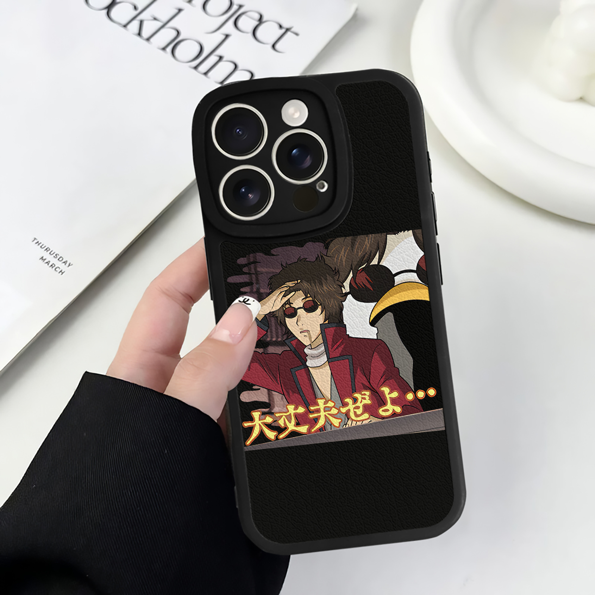 （画像用） ぎんたま 坂田銀時（さかたぎんとき） 神楽 志村新八（しむら しんぱち） GINTAMA Sakata Gintoki Kagura Shimura Shinpachi 【iPhone 16シリーズ対応】シリコンスマホケース（レザー調） 材質：シリコン